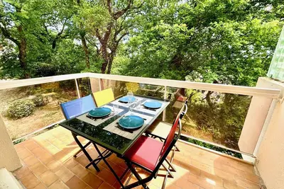 Image de Appartement refait à neuf avec piscine à 10 min de la plage.