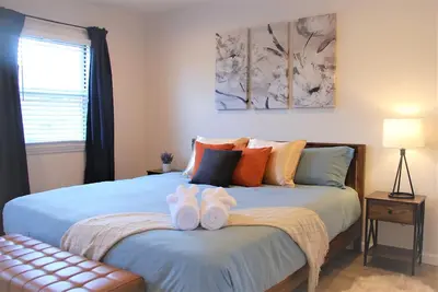 Pittsburgh Delight - Cozy 2b/1b Apt w/ Private Parking, Second Floor Unit