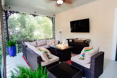 Image de Mid-Century Modern - 3600sqft - 1 Mile to Cbd\nHistoric Surroundings, Walk to Cbd