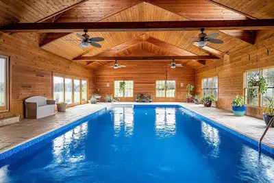 Image de Gorgeous Home featuring an Indoor Heated Pool, Gourmet Kitchen & Outdoor Spaces