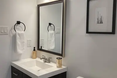 Image de Beautiful modern home minutes from the city, hiking, shopping, and entertainment