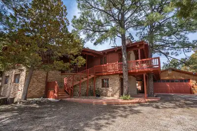 Image de Private property, located on a cul-de-sac, jacuzzi, deck, outdoor activities