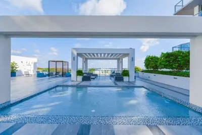 Image de Luxury Condo with Den at Design District