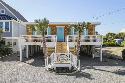 Image de The Award-Winning Knotty Cottage, Beach House, Owner Operated