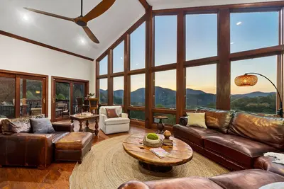 Image de 14 Acres - Theater Room - 20 Miles to Dt Asheville - Paved Drive the whole way!