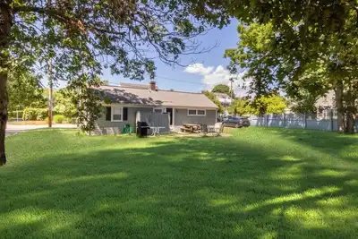 Quintessential Cape Cottage. Block from the beach