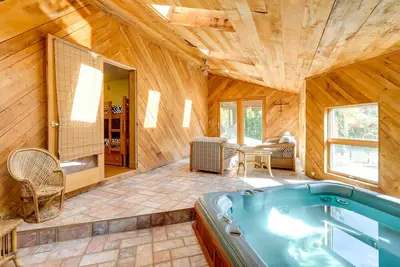 Image de Spacious Woodbury Home w/ Pool + Hot Tub!