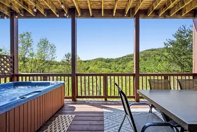 Image de Beautiful Views! Private hot tub overlooking the valley! Family game room!