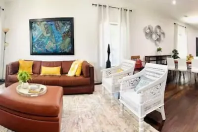 Stylish Home Minutes from DownT