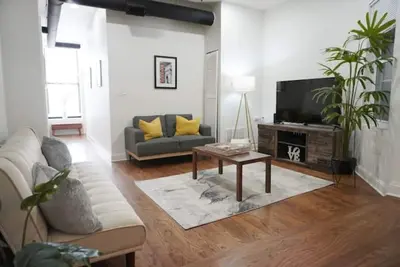 Image de Vibrant 3br Pilsen Stay•Free Parking•Near Downtown
