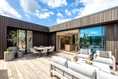 Image de Coastal living with a hot tub and just 100 metres from Onetangi Beach