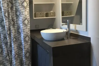 Joli bungalow confortable dans une résidence sécurisée.