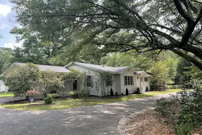 Image de Auburn Camellia House! Game Day - w/rsvd downtown football parking, Graduations!