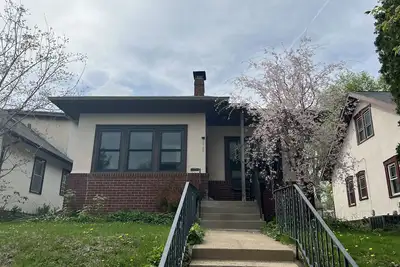 Image de Homey & Spacious Northeast Bungalow