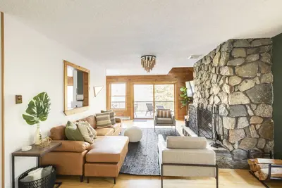 Image de Lake George Secluded Chalet: Terrace, Firepit, Bbq Grill, Foosball, Air Hockey