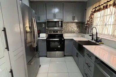 Rose + Eddie | Brompton - Central 2 Bed Room w/Free Parking