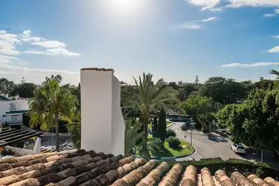 Image de Modern 3 Bdrm Apt w/ Sea Views & Pool Newly Renovated