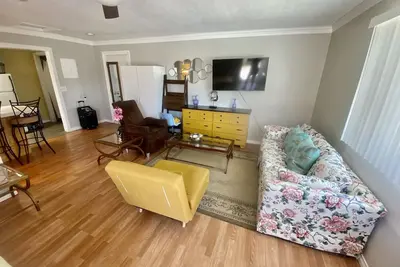 Image de Studio with Full Kitchen Private Entrance