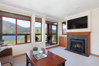 Image de Mountain-view condo w/ fireplace