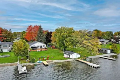 Image de Spacious Lakefront Cottage!