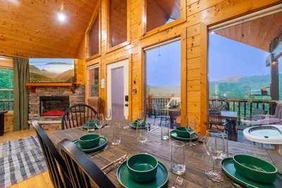 Image de Mountain Views! King beds, Hot Tub, Arcades, Pool Table, Private, Pool/Fish Pond