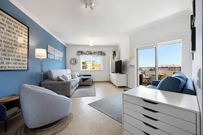 Image de Appartement de vacances \"Morning View Terrace\" avec vue sur la mer, piscine partagée et Wi-Fi