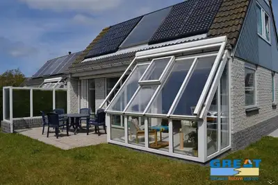 Comfortable bungalow for 6 people, 3 bedrooms, WiFi, in walking distance from the beach