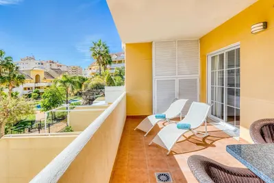 Image de Appartement Lumineux à Estepona avec Piscines et Terrasse, à Proximité du Port