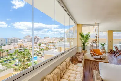 Image de Duplex 3 chambres avec piscines communautaires et Wi-Fi à Estepona