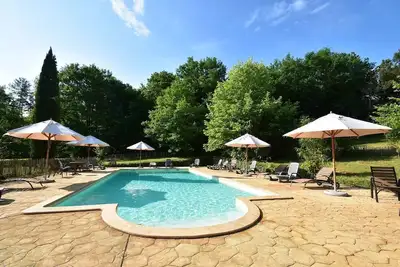 Image de Maison périgourdine de charme avec piscine dans un écrin de verdure