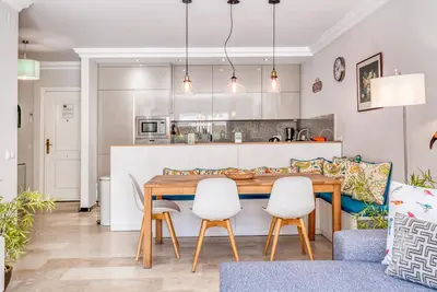 Image de Charmant Appartement à Estepona: 2 Chambres, Grande Terrasse, 2 Piscines, Près du Port et des Plages