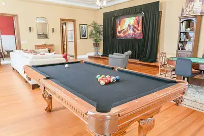 Image de Historic Loft | Pool Table | Bar | Movie Theater