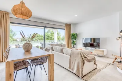 Image de Appartement de Luxe à Estepona: 3 Chambres, Piscine, Proche Port et Plages