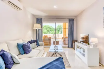 Image de Appartement Chic à Estepona avec Terrasse et Piscines, Proche du Port et des Plages