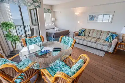 Image de 9th Floor Studio, Breathtaking Ocean Front, Pools!