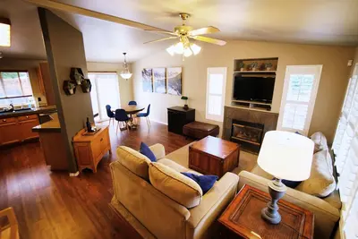 Image de Cozy 3-bedroom home w/fireplace and outdoor patio