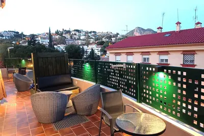 Image de Appartement D-2 avec terrasse et vue montagne et mer partielle