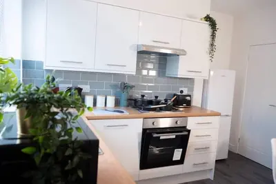 Image de Spacious, 3 bedroom, 4 bed Townhouse | Close to city centre | Free Parking