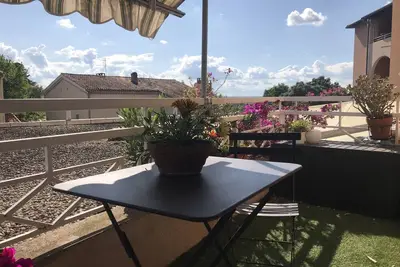 Image de Appartement terrasse au calme à 10 mn du centre d'Avignon, avec piscine commune.