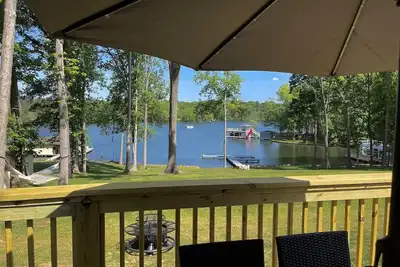 Image de Eagle's Nest Cottage Fully Renovated 200' Waterfront, In Cove, Dock & More! !