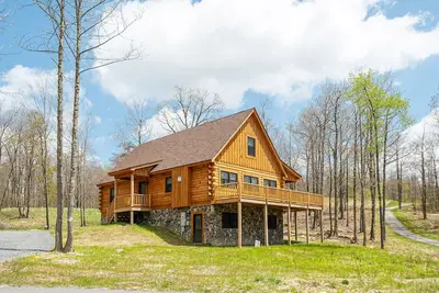 Image de John's Place | Pet-Friendly Cabin, Wooded Views, Minutes to Wisp!