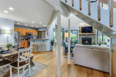 Image de Screened-in Porch on 10th Fairway at Abbey Springs |Pools |Tennis/Racquetball |Clubhouse |Restaurant