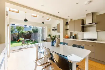 Image de Spacious & Modern 4 Bedroom House in Central Windsor