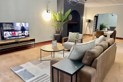 Image de Cozy 3 Bedroom House with unique bathrooms - 2084