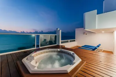 Image de Beach front penthouse with private panoramic rooftop with jacuzzi