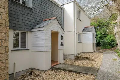 Woodmans Cottage, with pool in Falmouth