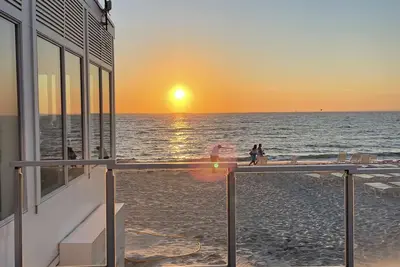 Beach House, 5 min Walk to Old Silver Beach!
