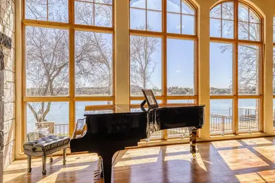 Image de Lakefront home with patio, grill, lake views, office, lake access, washer\/dryer