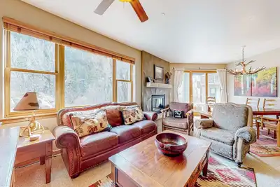 Image de Mountainside condo with ski, hot tub access - grill, walk-out patio, & fireplace