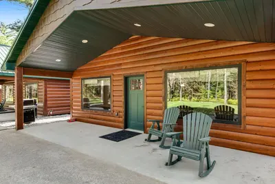 Image de Inviting dog-friendly cabin with hot tub, fireplace, patio, grill, central Ac, & W/D